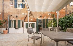 Luxury Garden Mansion R&R